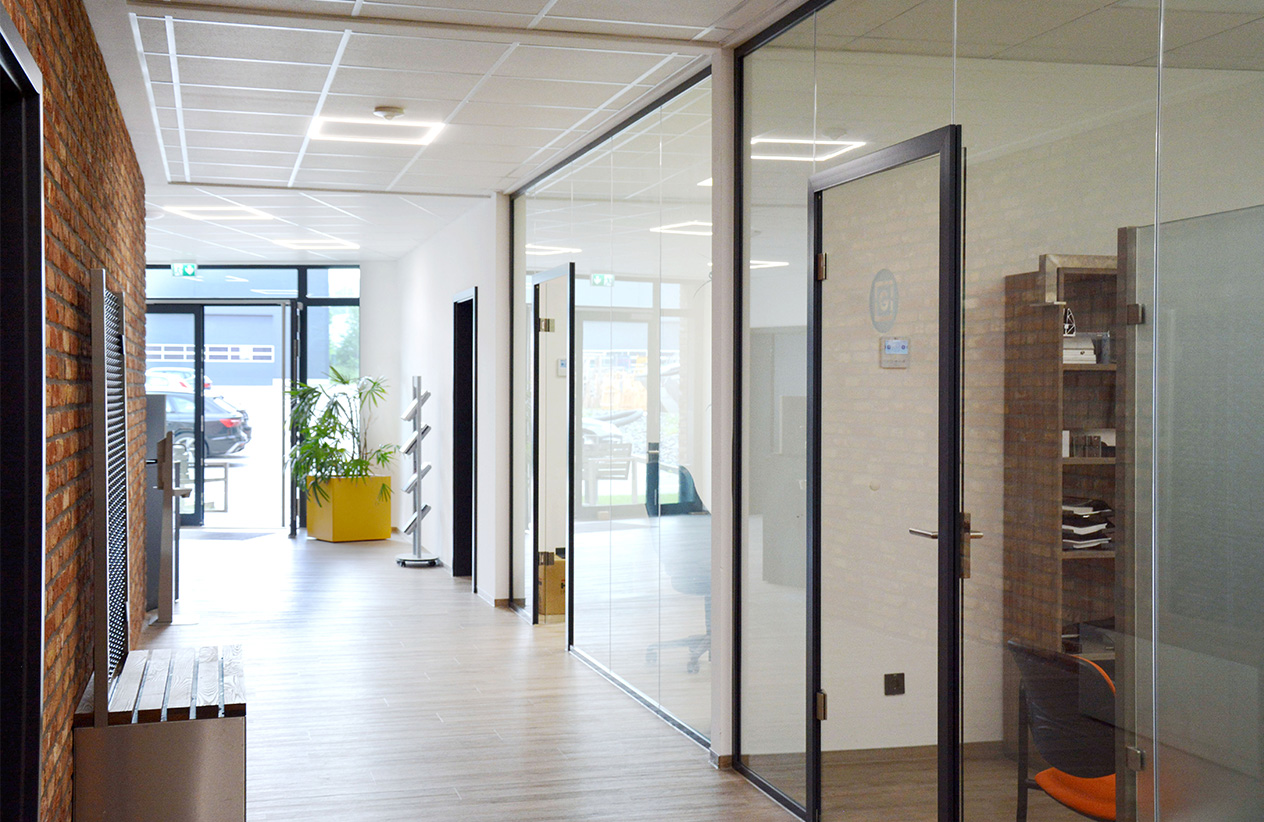 Glastrennwand im Bürogebäude von Panther Professional.