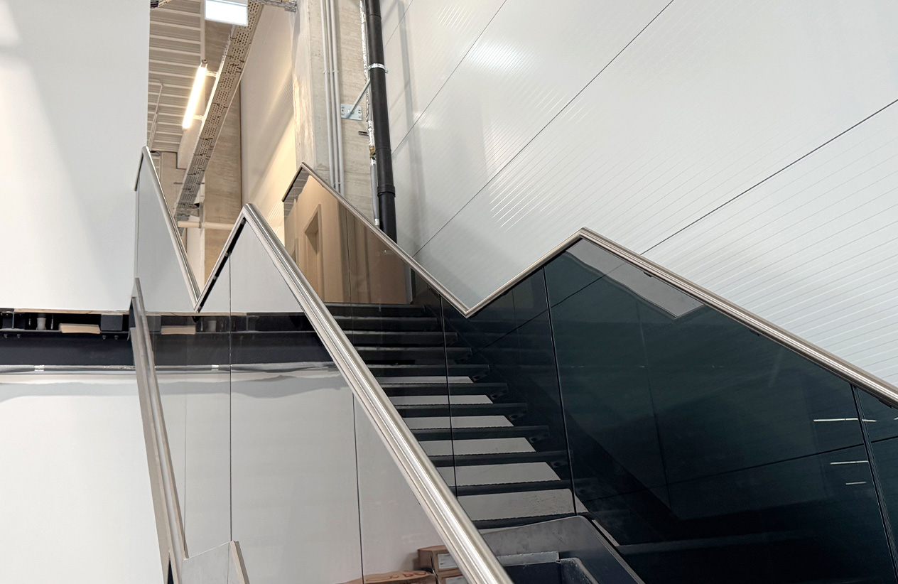 Stahltreppe mit Glasgeländer von Panther Professional.