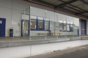 Rampe mit Glas-Windschutz verkleidet - dient als Raucherzone für Mitarbeiter
