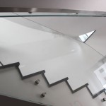 Glasgeländer im Treppenhaus mit Punktum Haltern
