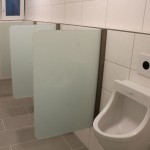 blickdichtes Glas bei der Urinal-Trennwand sorgt für Intimschutz