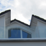 Dachterrassen-Ballustrade mit aufgesetztem Bodenprofil Serrato